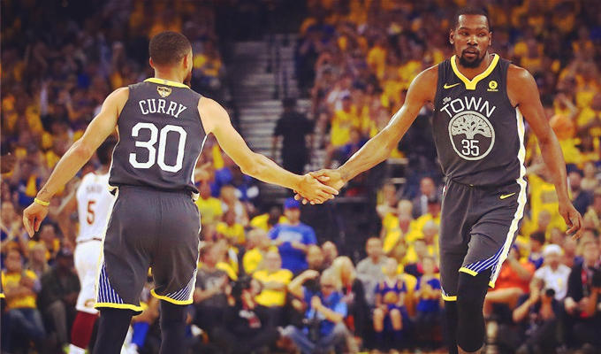 一名年轻选 一名年轻选